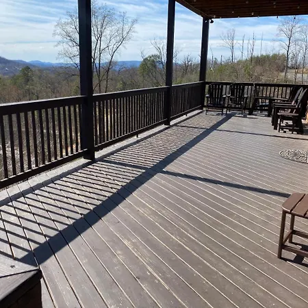 The Skinners Cabin Hot Tub Fireplace Grill